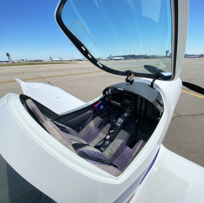 Учебный полет на самолете Aquila A210 в Москве