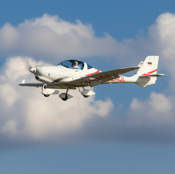 Учебный полет на самолете Aquila A210 в Москве