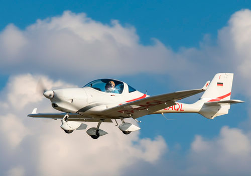 Учебный полет на самолете Aquila A210 в Москве