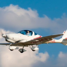 Учебный полет на самолете Aquila A210 в Москве