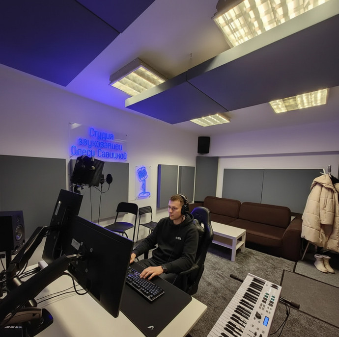 Запись песни трека в студии звукозаписи в Москве