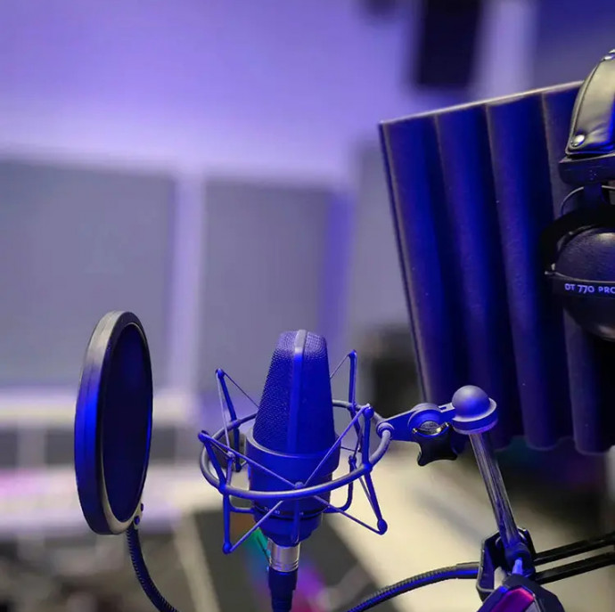 Запись песни трека в студии звукозаписи в Москве