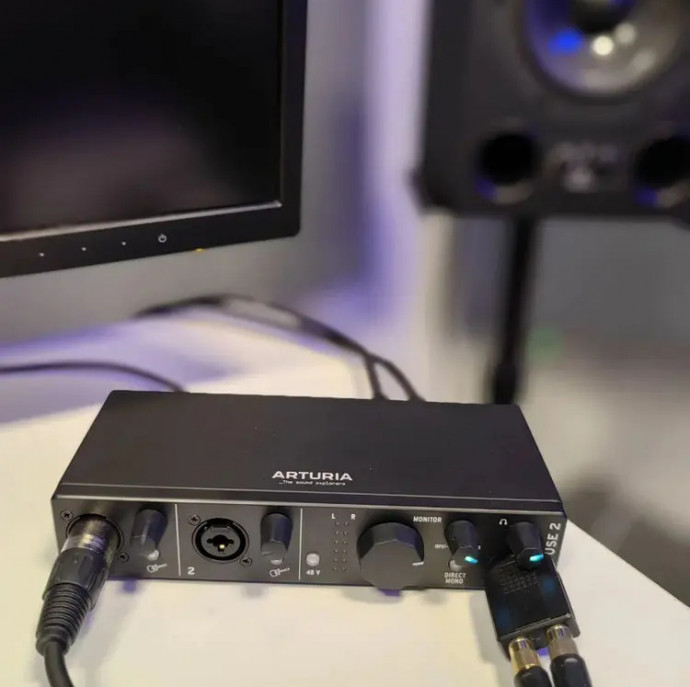 Запись песни трека в студии звукозаписи в Москве