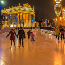 Каток на ВДНХ в Москве