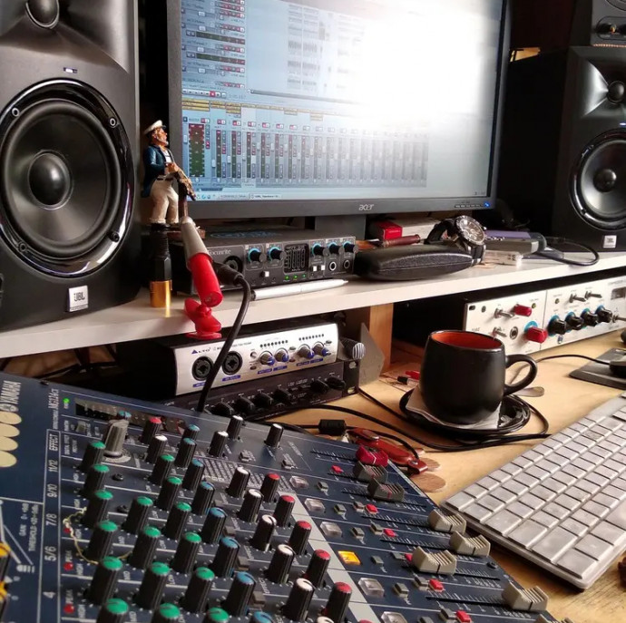 Запись диска (3-4 песни и обложки с фото) в Москве