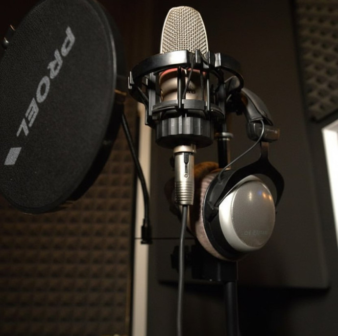 Студийная запись песни клипа в подарок в Москве