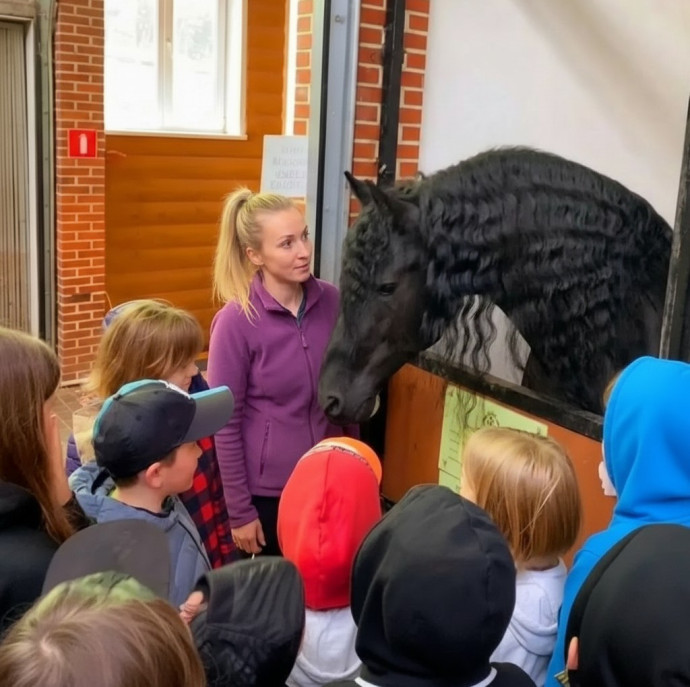 Экскурсия по конюшне в Москве