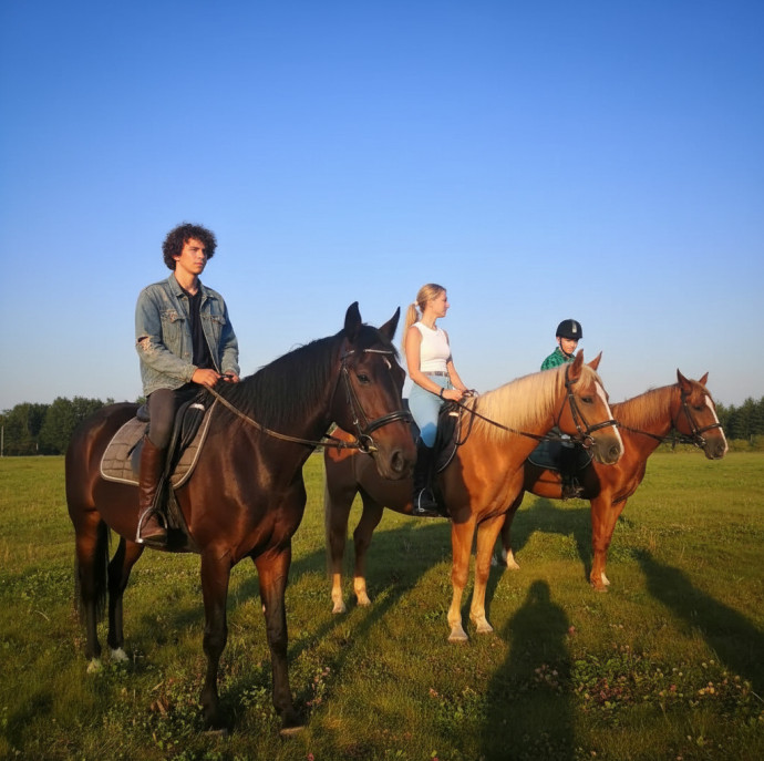 Конная прогулка по территории парка Русь в Москве