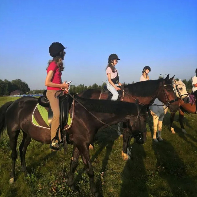 Конная прогулка по территории парка Русь в Москве