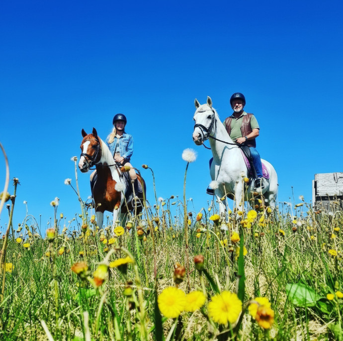 Конная прогулка по территории парка Русь в Москве