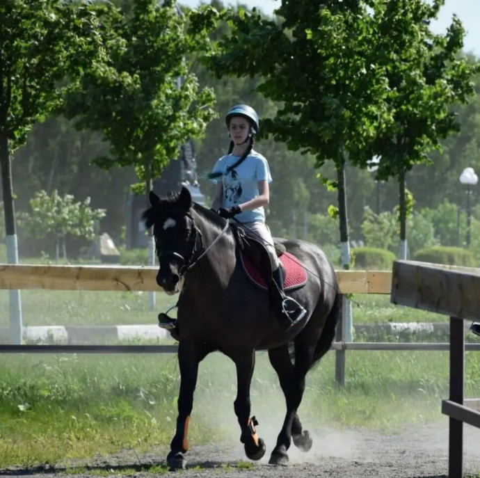 Конная прогулка по территории парка Русь в Москве