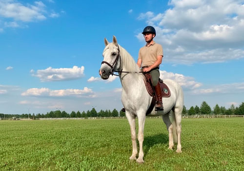 Конная прогулка по территории парка Русь в Москве