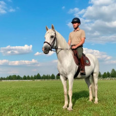 Конная прогулка по территории парка Русь в Москве