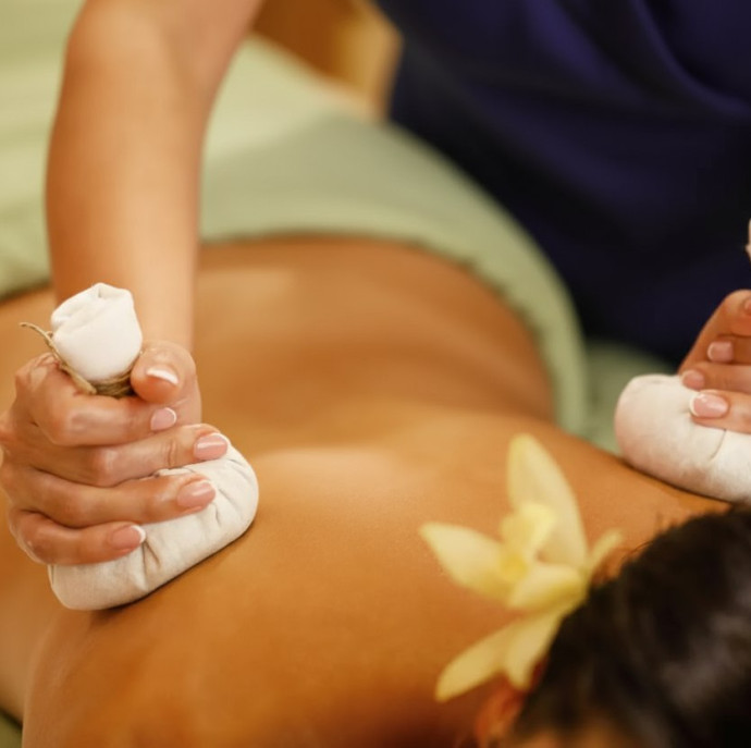 Тайский массаж горячими травяными мешочками в Москве