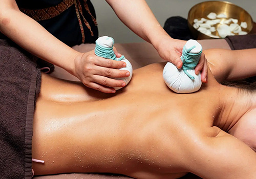 Массаж травяными мешочками в Москве