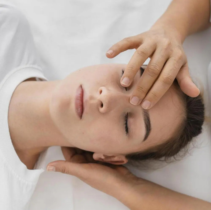 Классический массаж лица с элементами лимфодренажного массажа в Москве