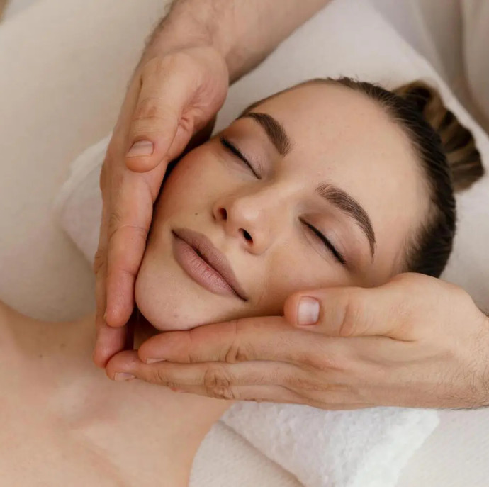 Классический массаж лица с элементами лимфодренажного массажа в Москве