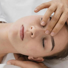 Классический массаж лица с элементами лимфодренажного массажа в Москве