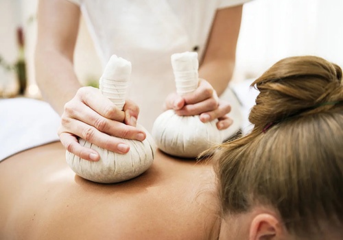 Массаж травяными мешочками Целебная нирвана в Москве