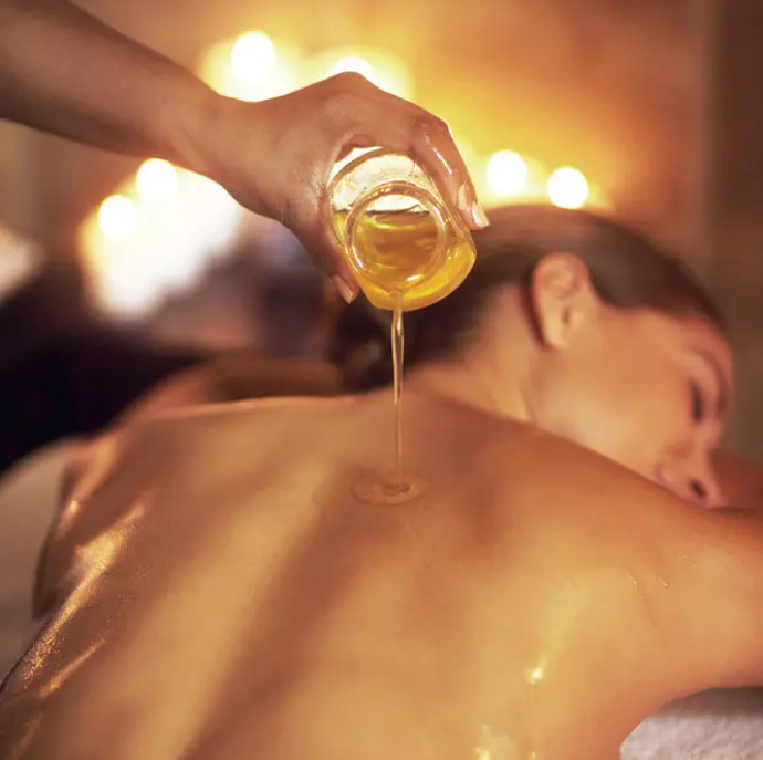Массаж спины с маслом в Москве