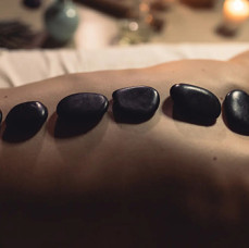 Массаж горячими камнями Стоунтерапия в Москве