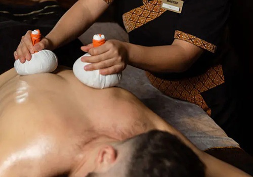 Массаж горячими травяными мешочками и аромамаслом в Москве