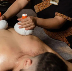 Массаж горячими травяными мешочками и аромамаслом в Москве