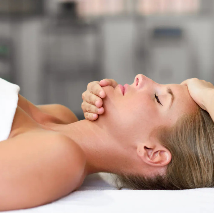 Массаж шейно воротниковой зоны в Москве