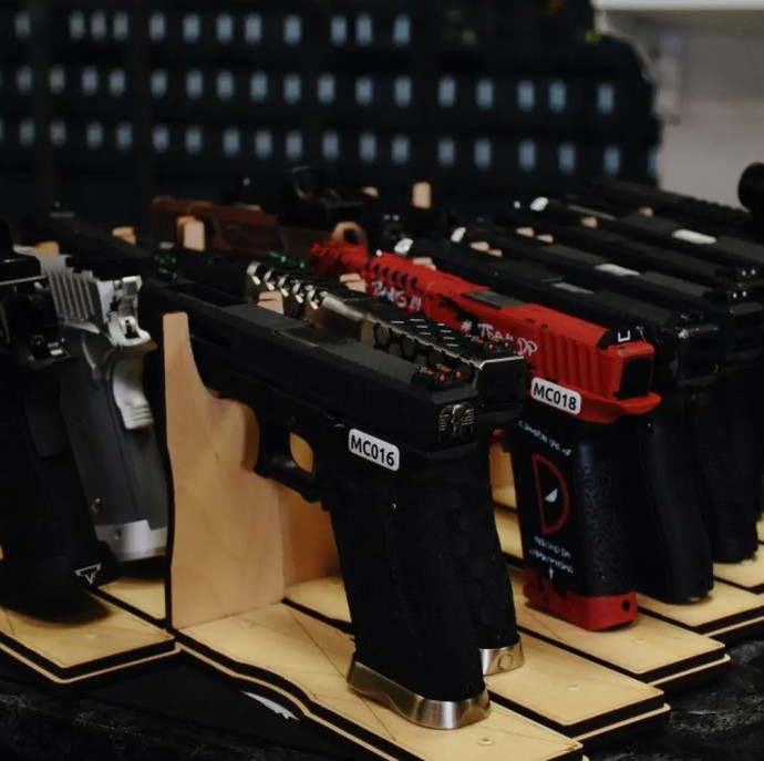 Стрельба из страйкбольных пистолетов автоматов и лука в Москве