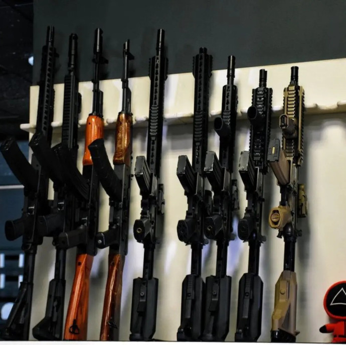 Стрельба из страйкбольных пистолетов автоматов и лука в Москве