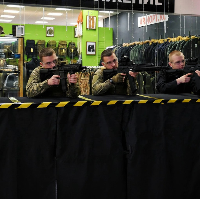 Стрельба из страйкбольных пистолетов автоматов и лука в Москве