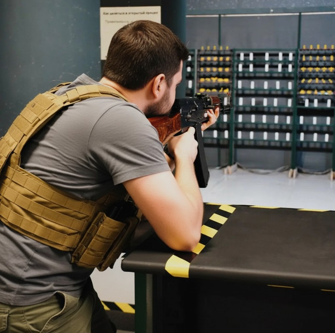 Стрельба из страйкбольных пистолетов автоматов и лука в Москве