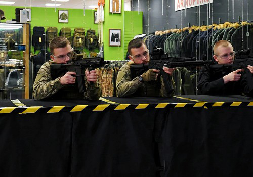 Стрельба из страйкбольных пистолетов автоматов и лука в Москве