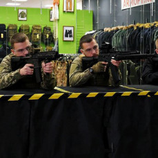 Стрельба из страйкбольных пистолетов автоматов и лука в Москве