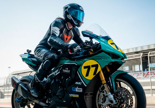 Заезд на гоночном треке на спортивном мотоцикле в Москве