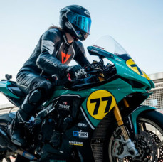 Заезд на гоночном треке на спортивном мотоцикле в Москве