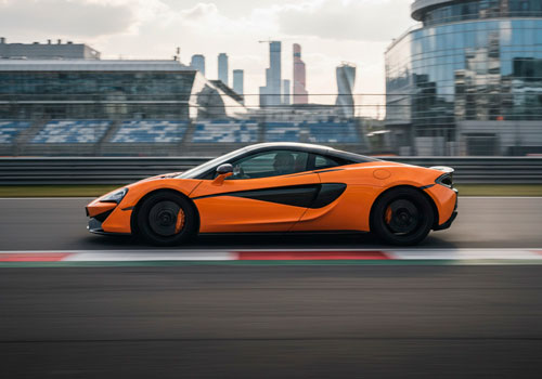 Заезд на спорткаре McLaren 570S на гоночном треке в Москве