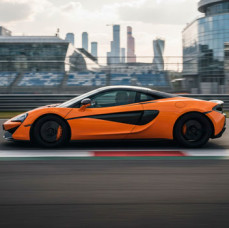 Заезд на спорткаре McLaren 570S на гоночном треке в Москве