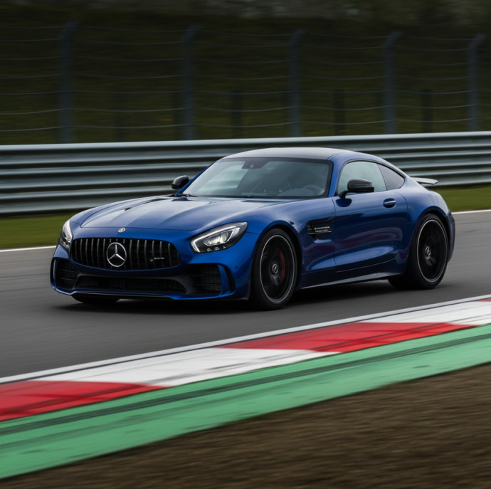 Заезд на спорткаре Mercedes AMG GT-R на гоночном треке в Москве