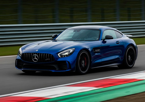 Заезд на спорткаре Mercedes AMG GT-R на гоночном треке в Москве