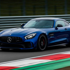 Заезд на спорткаре Mercedes AMG GT-R на гоночном треке в Москве