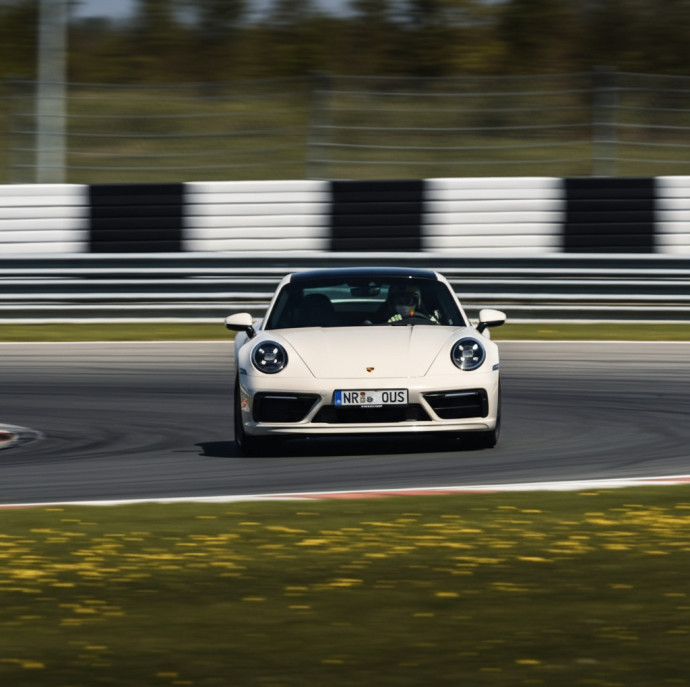 Заезд на спорткаре Porsche 911 992 4S на гоночном треке в Москве