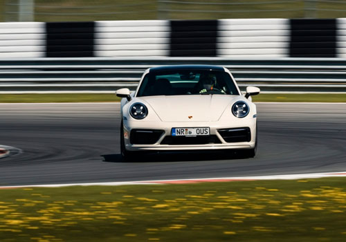 Заезд на спорткаре Porsche 911 992 4S на гоночном треке в Москве