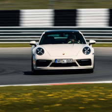 Заезд на спорткаре Porsche 911 992 4S на гоночном треке в Москве