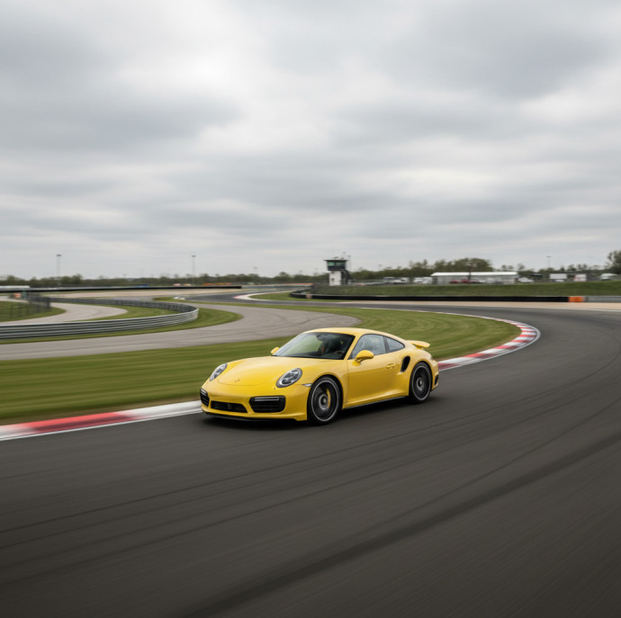 Заезд на спорткаре Porsche 911 Turbo S 991.2 на гоночном треке в Москве