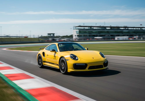 Заезд на спорткаре Porsche 911 Turbo S 991.2 на гоночном треке в Москве