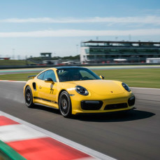 Заезд на спорткаре Porsche 911 Turbo S 991.2 на гоночном треке в Москве