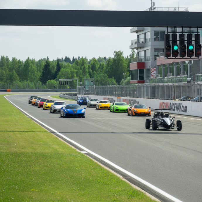 Заезд на спорткаре BMW M4 G82 на гоночном треке в Москве