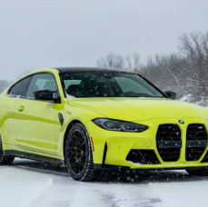 Заезд на спорткаре BMW M4 G82 на гоночном треке в Москве