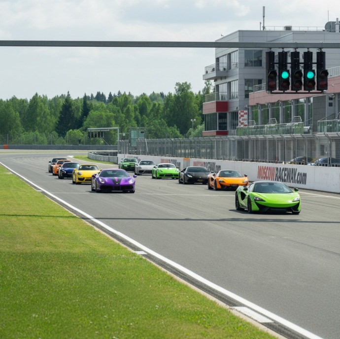 Заезд на спорткаре Porsche Boxster S 718 на гоночном треке в Москве
